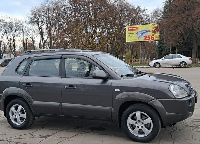 Серый Хендай Туксон, объемом двигателя 2 л и пробегом 95 тыс. км за 8800 $, фото 2 на Automoto.ua