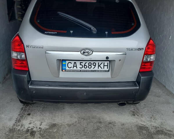 Серый Хендай Туксон, объемом двигателя 1.98 л и пробегом 240 тыс. км за 8500 $, фото 2 на Automoto.ua