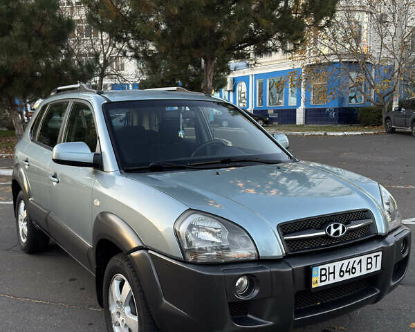 Серый Хендай Туксон, объемом двигателя 1.98 л и пробегом 246 тыс. км за 7500 $, фото 10 на Automoto.ua