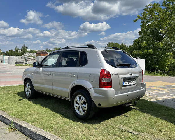 Сірий Хендай Туксон, об'ємом двигуна 2 л та пробігом 188 тис. км за 9200 $, фото 3 на Automoto.ua