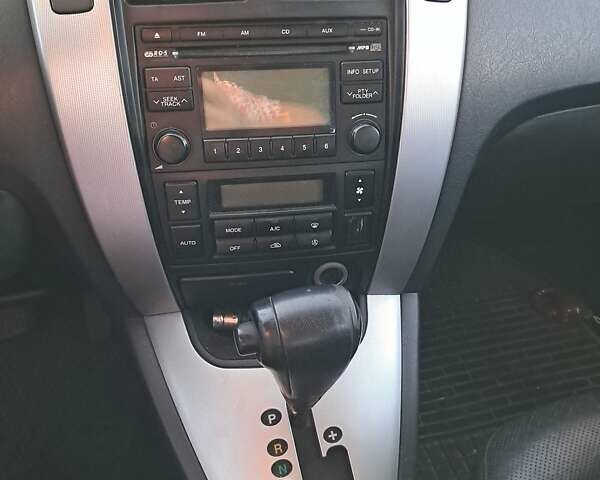 Серый Хендай Туксон, объемом двигателя 2.66 л и пробегом 244 тыс. км за 7400 $, фото 5 на Automoto.ua