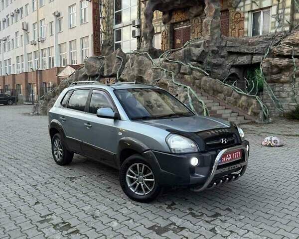 Серый Хендай Туксон, объемом двигателя 2 л и пробегом 217 тыс. км за 8200 $, фото 2 на Automoto.ua