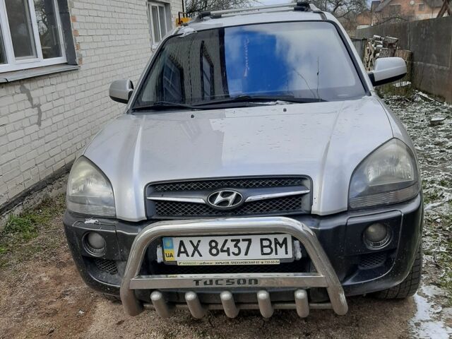 Серый Хендай Туксон, объемом двигателя 2 л и пробегом 213 тыс. км за 8000 $, фото 2 на Automoto.ua