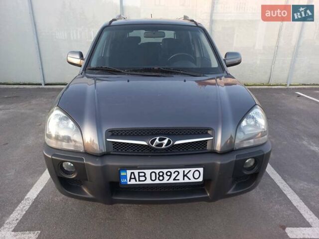 Серый Хендай Туксон, объемом двигателя 1.99 л и пробегом 207 тыс. км за 8000 $, фото 6 на Automoto.ua