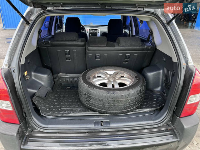 Серый Хендай Туксон, объемом двигателя 2 л и пробегом 198 тыс. км за 8900 $, фото 8 на Automoto.ua