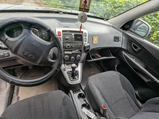 Серый Хендай Туксон, объемом двигателя 2 л и пробегом 220 тыс. км за 2000 $, фото 9 на Automoto.ua