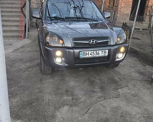 Серый Хендай Туксон, объемом двигателя 2 л и пробегом 197 тыс. км за 8700 $, фото 3 на Automoto.ua