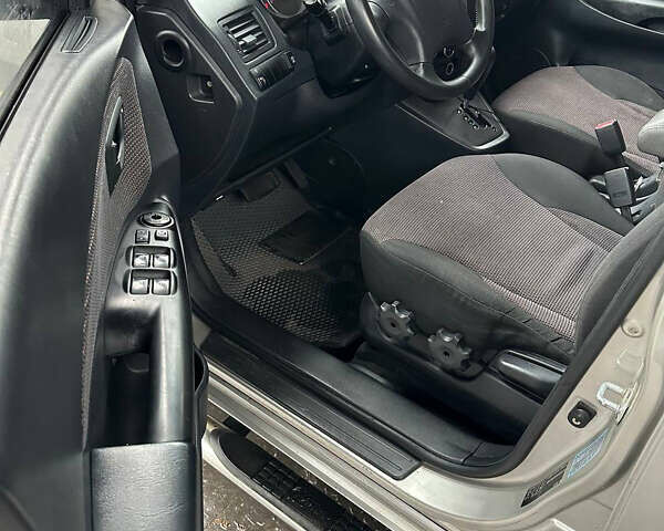 Серый Хендай Туксон, объемом двигателя 1.98 л и пробегом 227 тыс. км за 7700 $, фото 17 на Automoto.ua