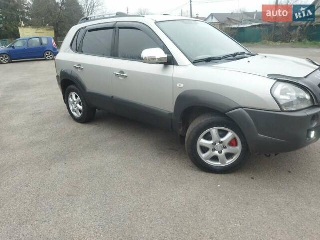 Серый Хендай Туксон, объемом двигателя 2 л и пробегом 210 тыс. км за 8200 $, фото 1 на Automoto.ua