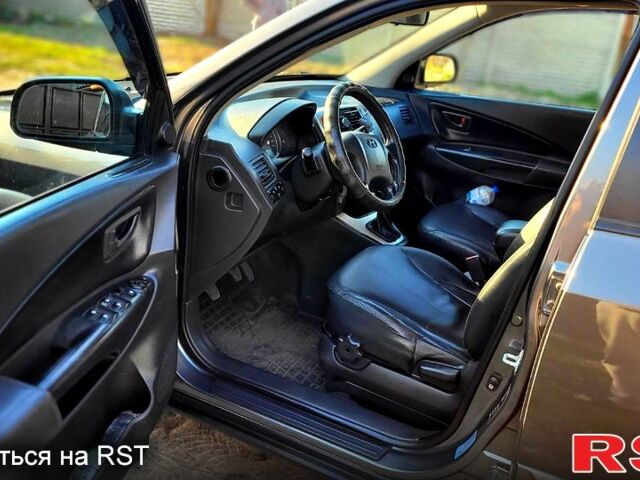 Серый Хендай Туксон, объемом двигателя 2 л и пробегом 190 тыс. км за 8500 $, фото 7 на Automoto.ua