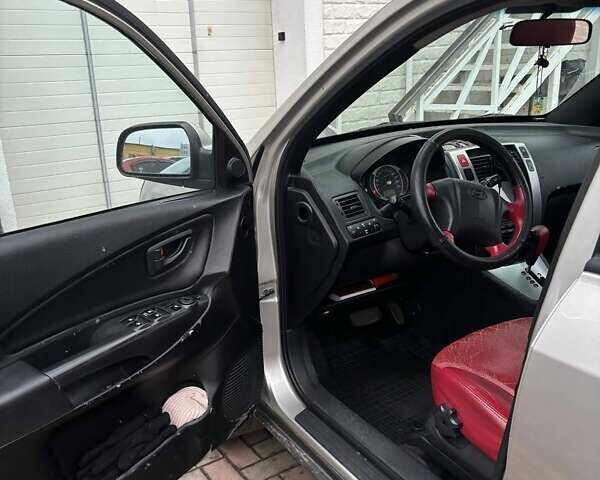 Серый Хендай Туксон, объемом двигателя 2 л и пробегом 330 тыс. км за 6200 $, фото 4 на Automoto.ua