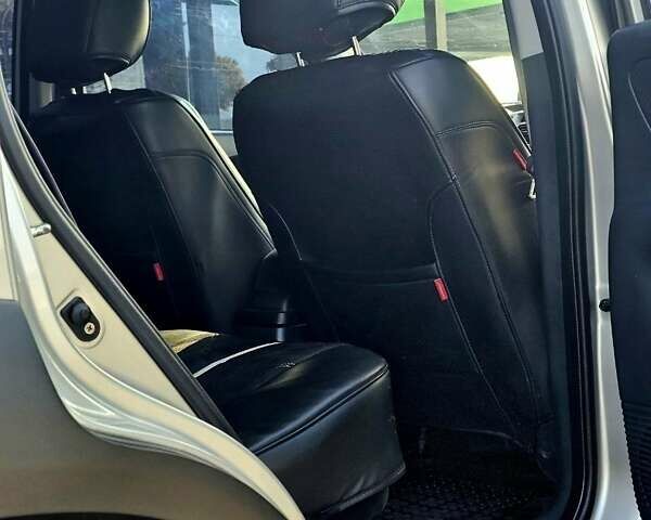 Серый Хендай Туксон, объемом двигателя 1.98 л и пробегом 199 тыс. км за 8350 $, фото 9 на Automoto.ua