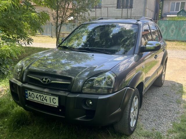 Хендай Туксон 2008 в Мукачеве на Automoto.ua Серый Хендай Туксон, объемом двигателя 2 л и пробегом 300 тыс. км за 7800 $, фото 4 на Automoto.ua