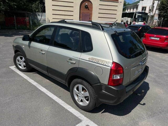 Серый Хендай Туксон, объемом двигателя 2 л и пробегом 265 тыс. км за 7599 $, фото 4 на Automoto.ua