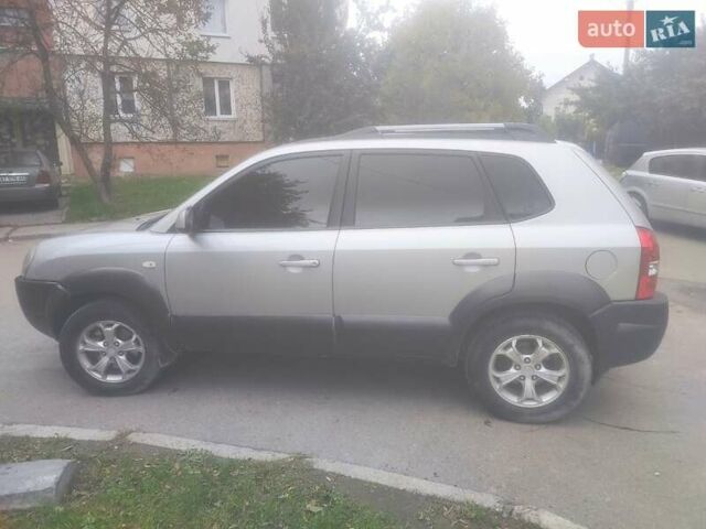 Сірий Хендай Туксон, об'ємом двигуна 2 л та пробігом 216 тис. км за 7000 $, фото 2 на Automoto.ua