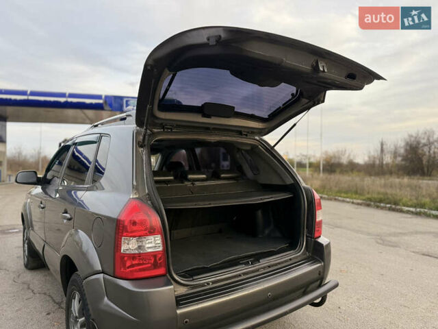 Хендай Туксон 2008 у Мене на Automoto.ua Сірий Хендай Туксон, об'ємом двигуна 1.98 л та пробігом 242 тис. км за 7600 $, фото 20 на Automoto.ua