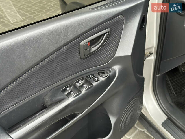 Сірий Хендай Туксон, об'ємом двигуна 1.98 л та пробігом 227 тис. км за 7800 $, фото 15 на Automoto.ua