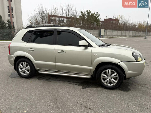 Серый Хендай Туксон, объемом двигателя 1.98 л и пробегом 307 тыс. км за 8700 $, фото 8 на Automoto.ua