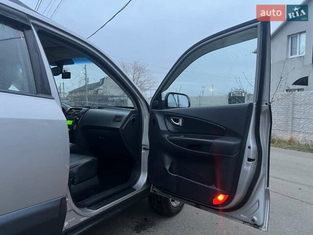 Серый Хендай Туксон, объемом двигателя 1.99 л и пробегом 132 тыс. км за 10000 $, фото 5 на Automoto.ua