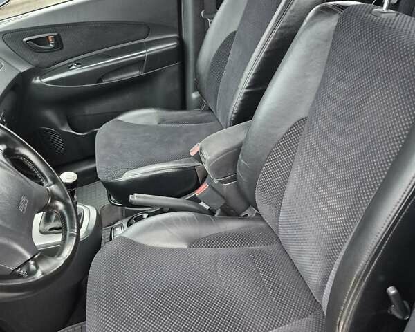 Серый Хендай Туксон, объемом двигателя 1.98 л и пробегом 189 тыс. км за 8300 $, фото 22 на Automoto.ua