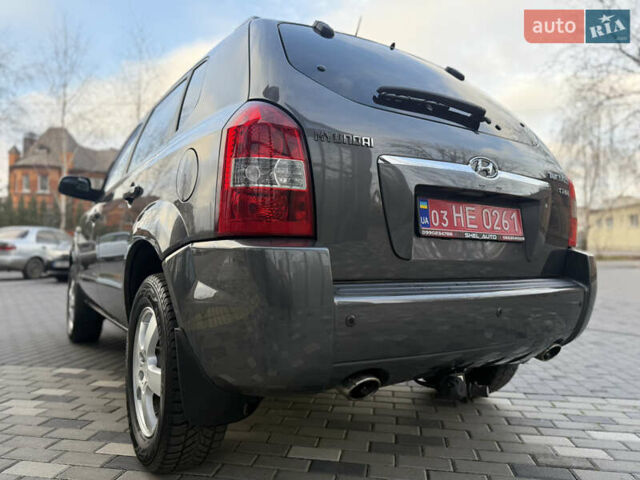 Серый Хендай Туксон, объемом двигателя 2 л и пробегом 202 тыс. км за 10000 $, фото 5 на Automoto.ua