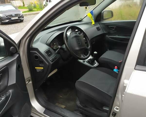 Серый Хендай Туксон, объемом двигателя 2 л и пробегом 228 тыс. км за 8200 $, фото 8 на Automoto.ua