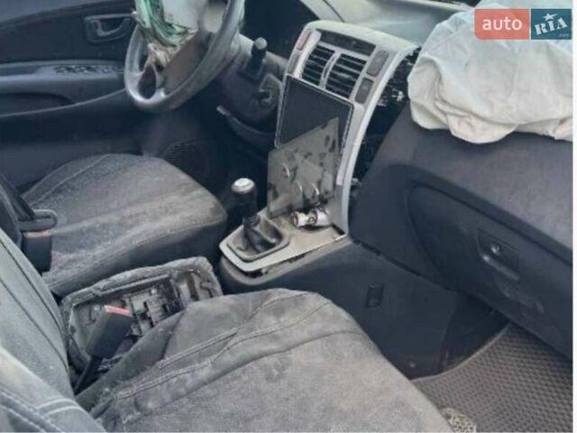 Серый Хендай Туксон, объемом двигателя 1.98 л и пробегом 100 тыс. км за 1947 $, фото 2 на Automoto.ua