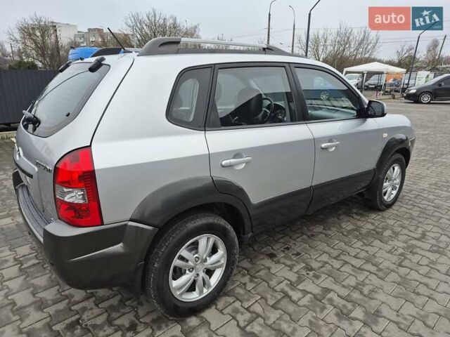 Серый Хендай Туксон, объемом двигателя 1.98 л и пробегом 189 тыс. км за 8300 $, фото 3 на Automoto.ua