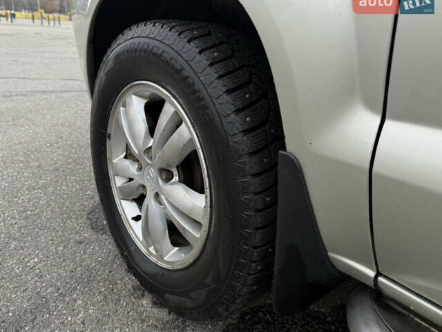 Серый Хендай Туксон, объемом двигателя 1.98 л и пробегом 307 тыс. км за 8700 $, фото 14 на Automoto.ua