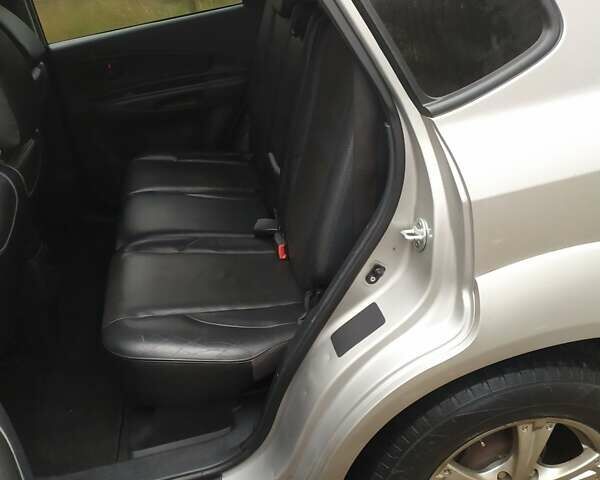 Серый Хендай Туксон, объемом двигателя 2 л и пробегом 228 тыс. км за 8200 $, фото 9 на Automoto.ua