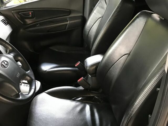 Серый Хендай Туксон, объемом двигателя 2.7 л и пробегом 215 тыс. км за 7900 $, фото 6 на Automoto.ua