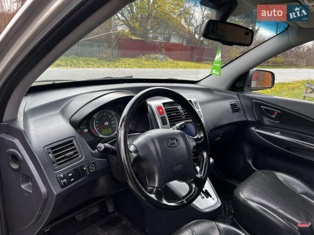 Серый Хендай Туксон, объемом двигателя 1.98 л и пробегом 274 тыс. км за 7700 $, фото 10 на Automoto.ua