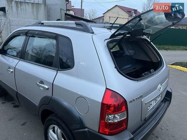 Серый Хендай Туксон, объемом двигателя 1.99 л и пробегом 132 тыс. км за 10000 $, фото 7 на Automoto.ua