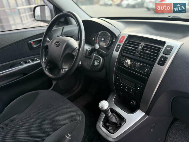 Серый Хендай Туксон, объемом двигателя 2 л и пробегом 202 тыс. км за 10000 $, фото 33 на Automoto.ua