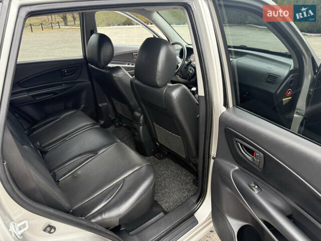 Серый Хендай Туксон, объемом двигателя 2 л и пробегом 195 тыс. км за 9950 $, фото 13 на Automoto.ua