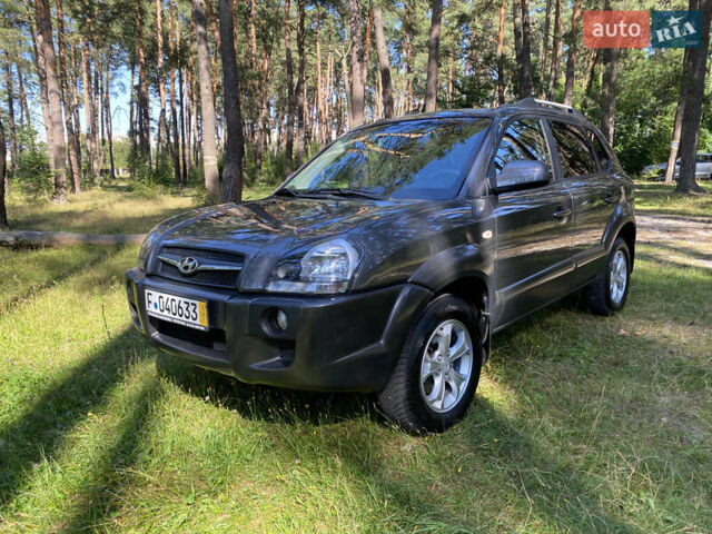 Серый Хендай Туксон, объемом двигателя 2 л и пробегом 215 тыс. км за 9900 $, фото 4 на Automoto.ua