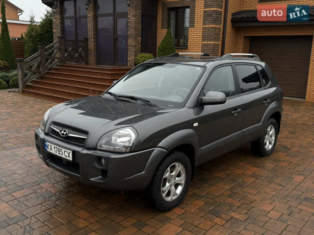 Серый Хендай Туксон, объемом двигателя 2 л и пробегом 86 тыс. км за 9800 $, фото 1 на Automoto.ua