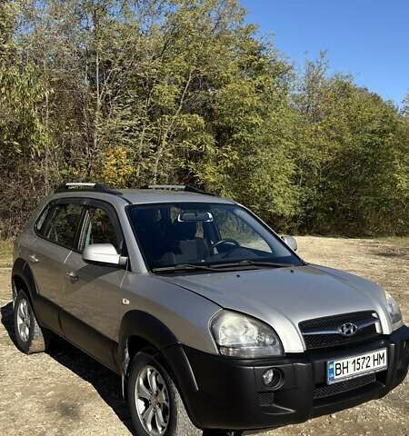 Серый Хендай Туксон, объемом двигателя 2.66 л и пробегом 159 тыс. км за 9999 $, фото 1 на Automoto.ua