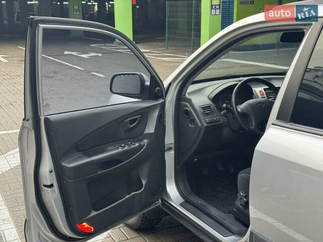 Сірий Хендай Туксон, об'ємом двигуна 2 л та пробігом 124 тис. км за 8900 $, фото 7 на Automoto.ua