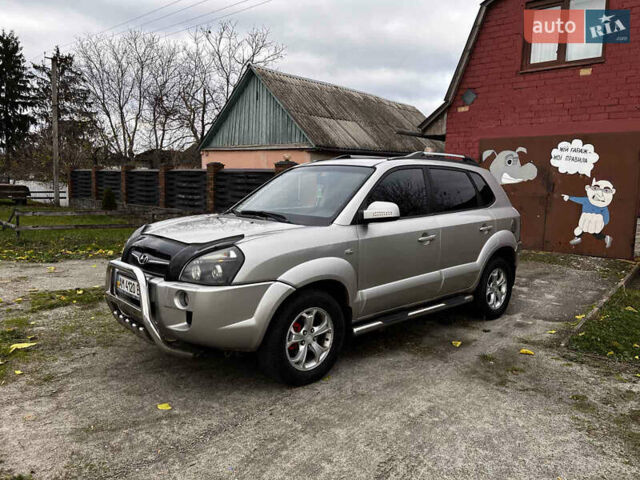 Серый Хендай Туксон, объемом двигателя 1.98 л и пробегом 274 тыс. км за 7700 $, фото 4 на Automoto.ua