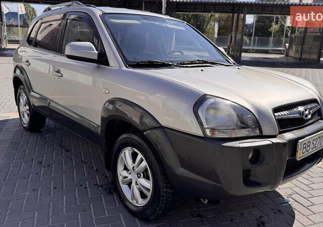 Серый Хендай Туксон, объемом двигателя 2 л и пробегом 162 тыс. км за 8900 $, фото 2 на Automoto.ua