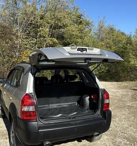 Серый Хендай Туксон, объемом двигателя 2.66 л и пробегом 159 тыс. км за 9999 $, фото 8 на Automoto.ua