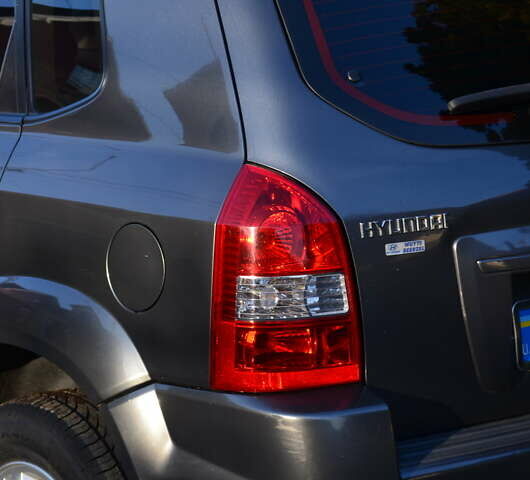 Серый Хендай Туксон, объемом двигателя 2 л и пробегом 271 тыс. км за 8000 $, фото 8 на Automoto.ua