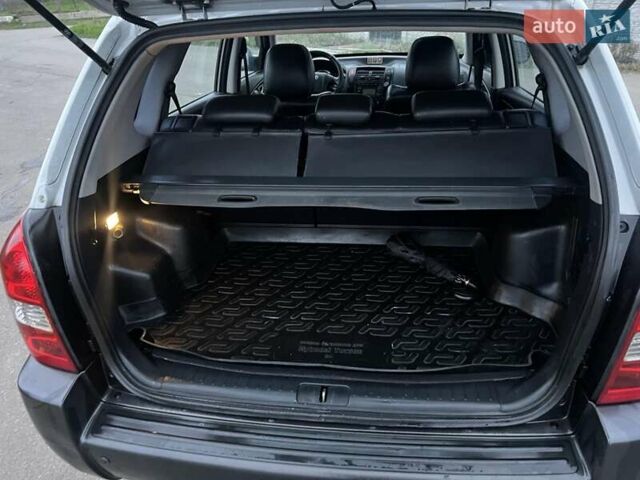 Серый Хендай Туксон, объемом двигателя 1.99 л и пробегом 132 тыс. км за 10000 $, фото 10 на Automoto.ua