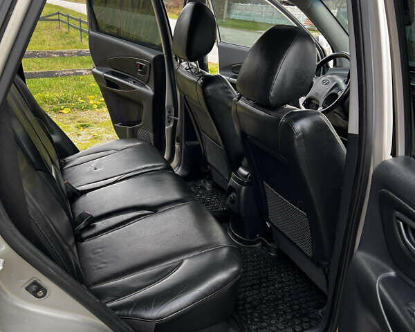 Серый Хендай Туксон, объемом двигателя 1.98 л и пробегом 274 тыс. км за 7700 $, фото 14 на Automoto.ua