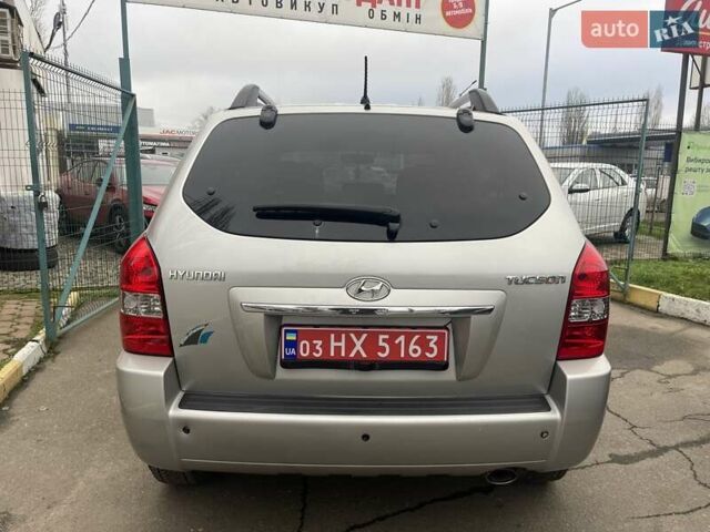 Серый Хендай Туксон, объемом двигателя 2 л и пробегом 158 тыс. км за 9600 $, фото 5 на Automoto.ua