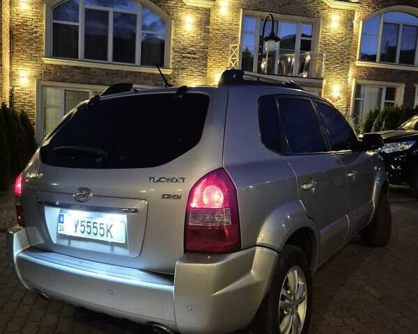 Сірий Хендай Туксон, об'ємом двигуна 2 л та пробігом 284 тис. км за 9200 $, фото 4 на Automoto.ua