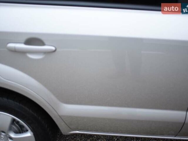 Сірий Хендай Туксон, об'ємом двигуна 2 л та пробігом 220 тис. км за 8750 $, фото 58 на Automoto.ua