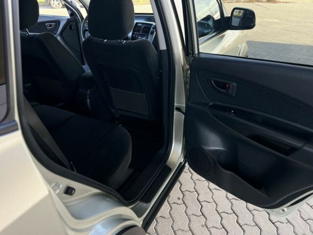 Сірий Хендай Туксон, об'ємом двигуна 2 л та пробігом 166 тис. км за 8950 $, фото 18 на Automoto.ua