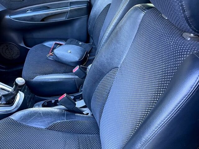 Серый Хендай Туксон, объемом двигателя 2 л и пробегом 130 тыс. км за 8700 $, фото 5 на Automoto.ua